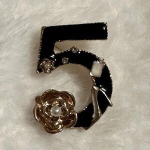 Luxury Style Brooch #5 Fashion Jewelry in Black&Gold